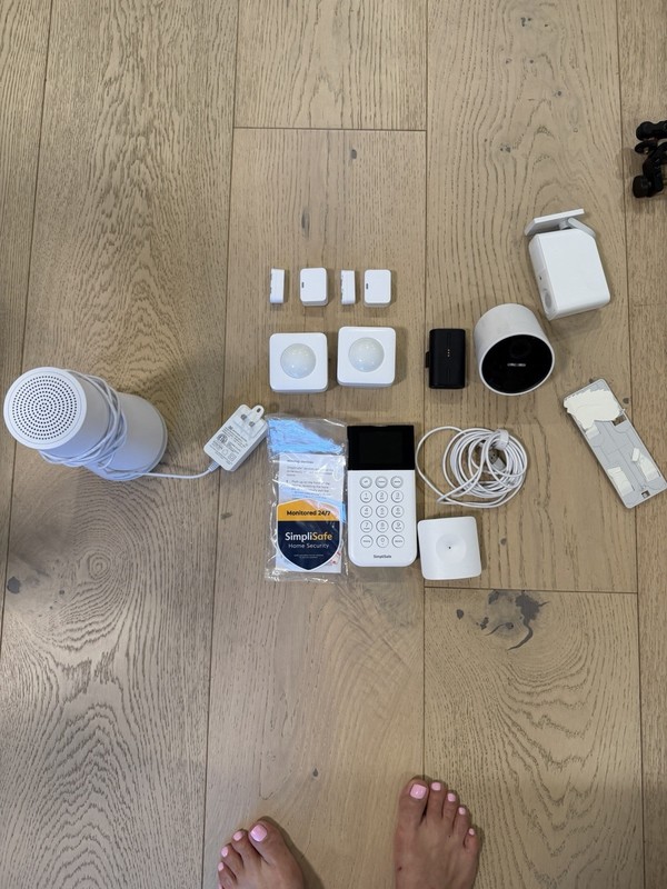 SimpliSafe Whole Home Security System W Indoor And Outdoor Cameras
