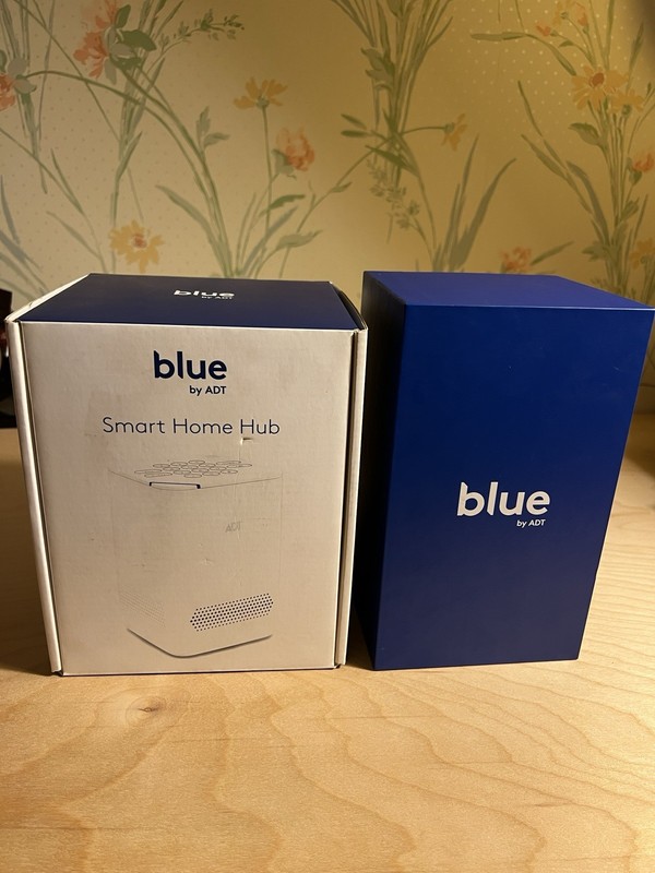 BLUE BY ADT Smart Home HUB S40LR1-01 AND INSIDE DOOR CAMARA MODEL#SCH2R0-29