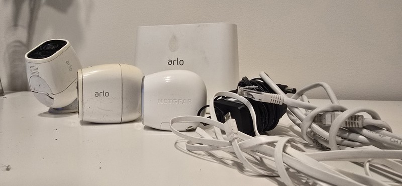 Arlo Pro 2 VMC4030P (2 Cameras) + Netgear Arlo VMC3030 + VMB4000 Base Station gallery