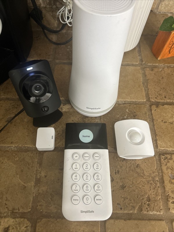 SimpliSafe Home Security System with HD Camera - White (5 Pieces) Preowned
