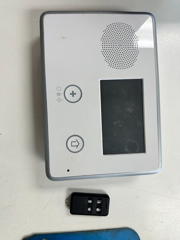 2GIG TECHNOLOGIES MODEL 2GIG-GCX Remote and Power cord gallery
