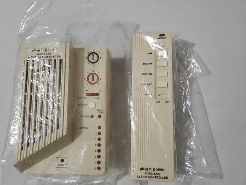 Radio Shack Wireless Home Control Security System 61-2611 - New Opened Vintage gallery