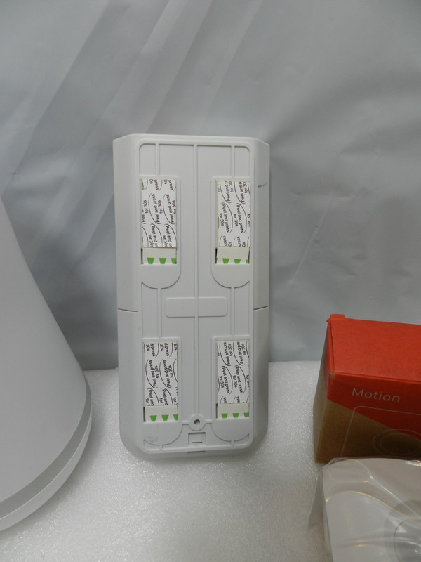 4-Piece SimpliSafe Security System with 1 Camera SSBS3 Home Security (E47K) gallery