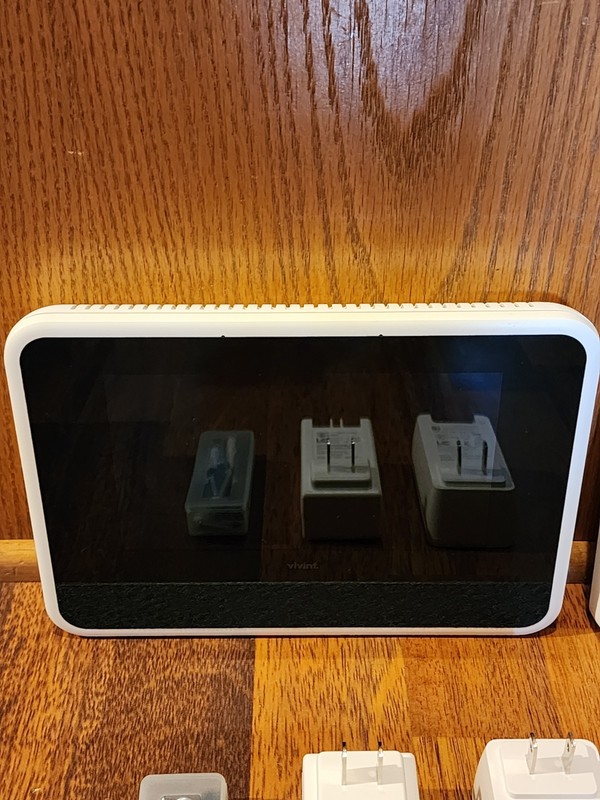 Vivint Smart Home VS-SH2000-C00 And Camera Doorbell With Power Supplies No Cable gallery