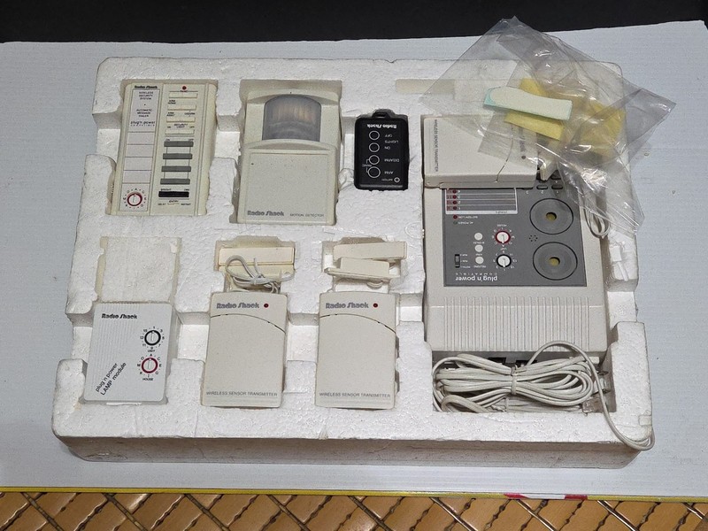 Radio Shack Wireless Home Security System from 1994 - 61-2610 49-2551A gallery