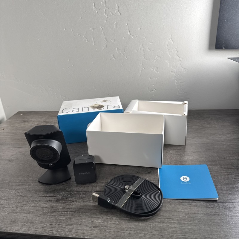 SimpliSafe Indoor Camera Wi-Fi HD Security Camera SSCM1 + Wall Charger + cord !!