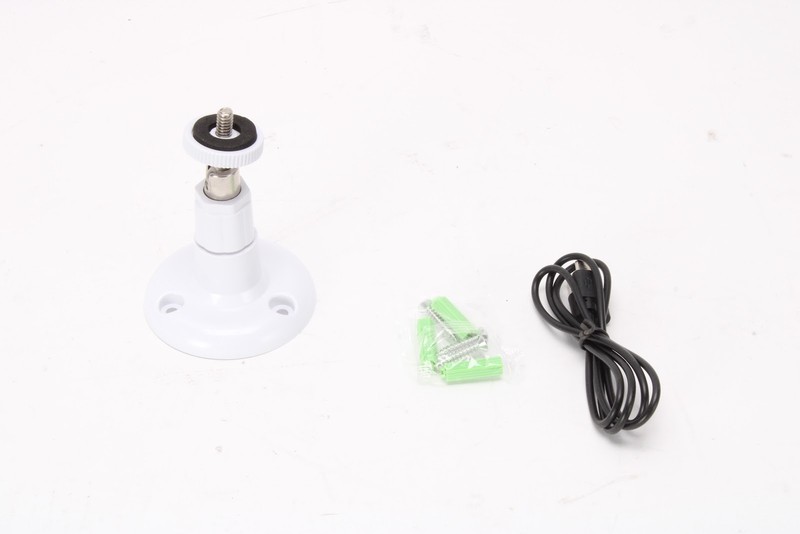 Arlo VMC2032-100NAS Essentials XL Spotlight Camera White W/ Mount and USB Cable gallery
