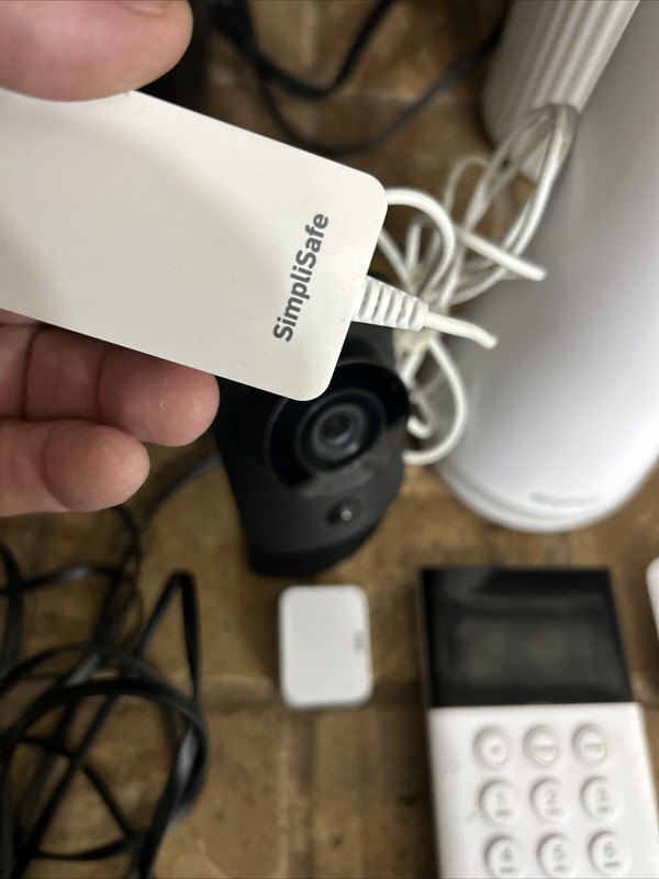 SimpliSafe Home Security System with HD Camera - White (5 Pieces) Preowned gallery
