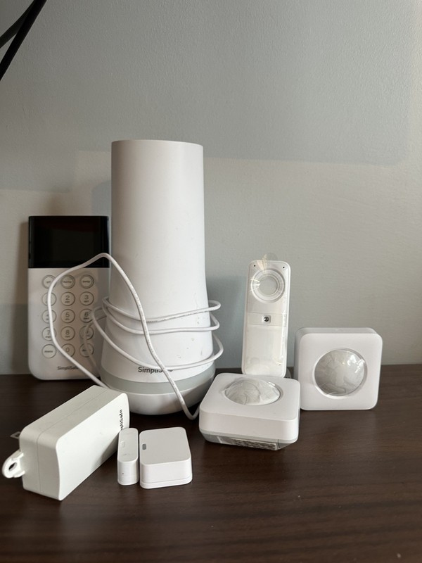 Simplisafe Security System – Keypad, (2) Motion Dectors, Camera and Door Sensor