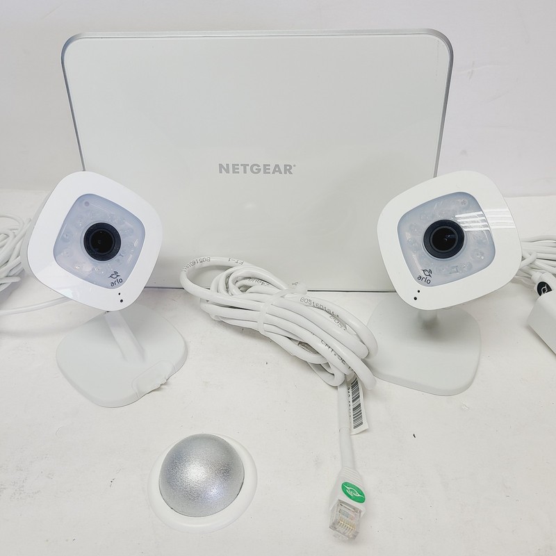 NETGEAR Arlo HUB VMB3000, 2 Arlo Q Cameras Vmc3040