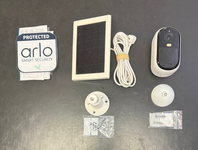 Arlo Essential Outdoor Camera 2K Battery Powered w/ Solar Panel w/ Mounts