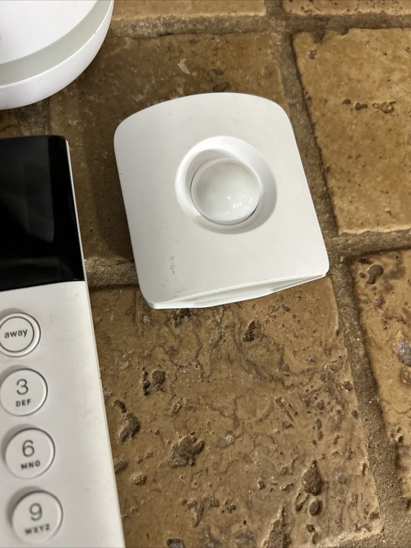 SimpliSafe Home Security System with HD Camera - White (5 Pieces) Preowned gallery