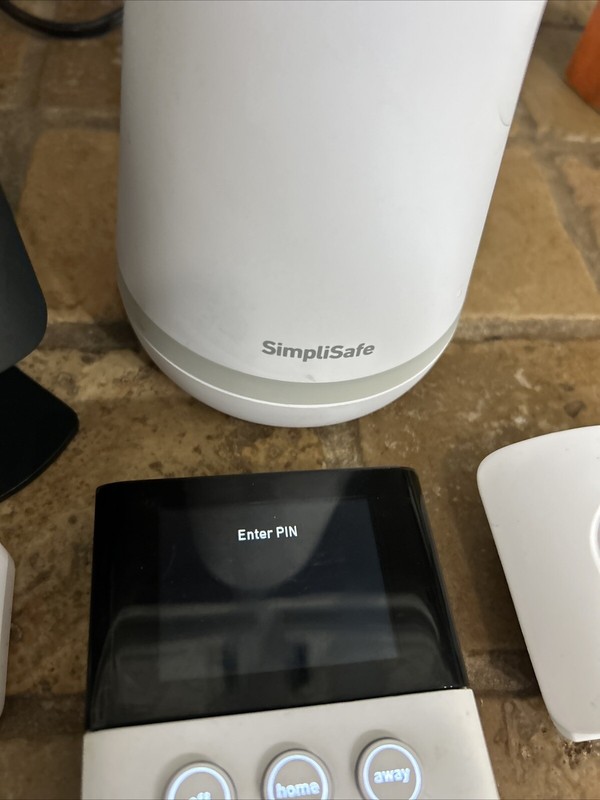 SimpliSafe Home Security System with HD Camera - White (5 Pieces) Preowned gallery