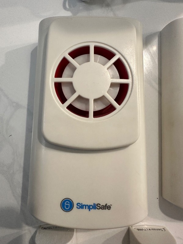 Simplisafe Security System 10 Pieces, Base Station, Motion Sensor, And More gallery
