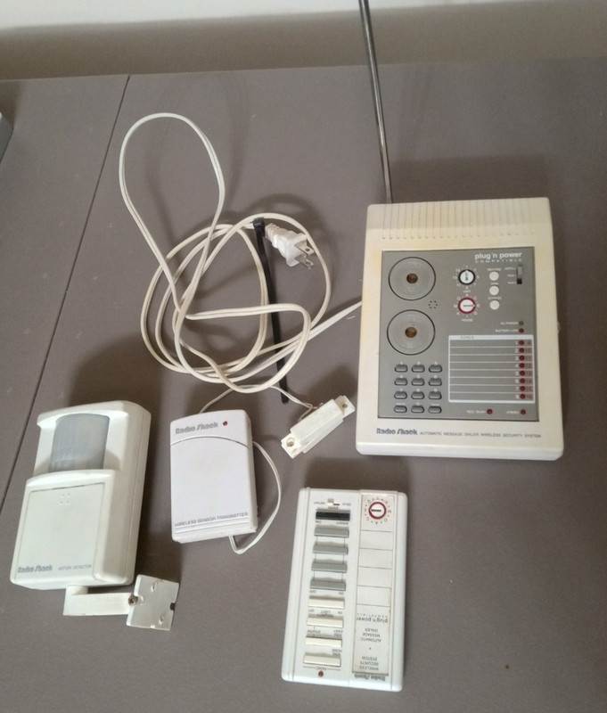 Radio shack Plug’n Power Compatible Wireless Security System Cat. No 49-2551A