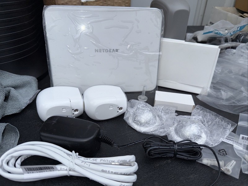 NETGEAR ARLO Base Station Wireless Wi-Fi VMB3000 Hub With 2 Cameras New batt