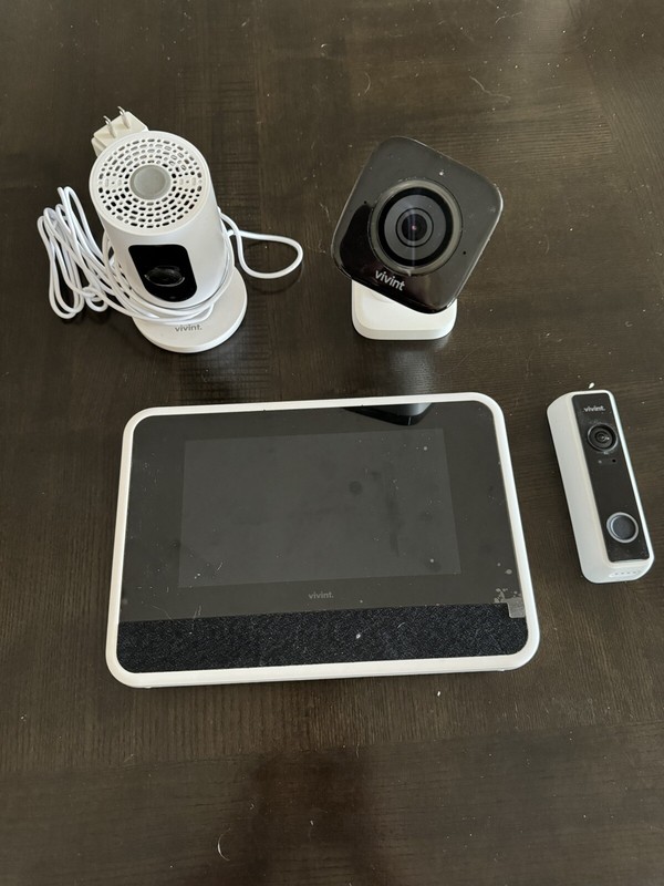 Vivint Home Security System w/Bonus lndoor camera