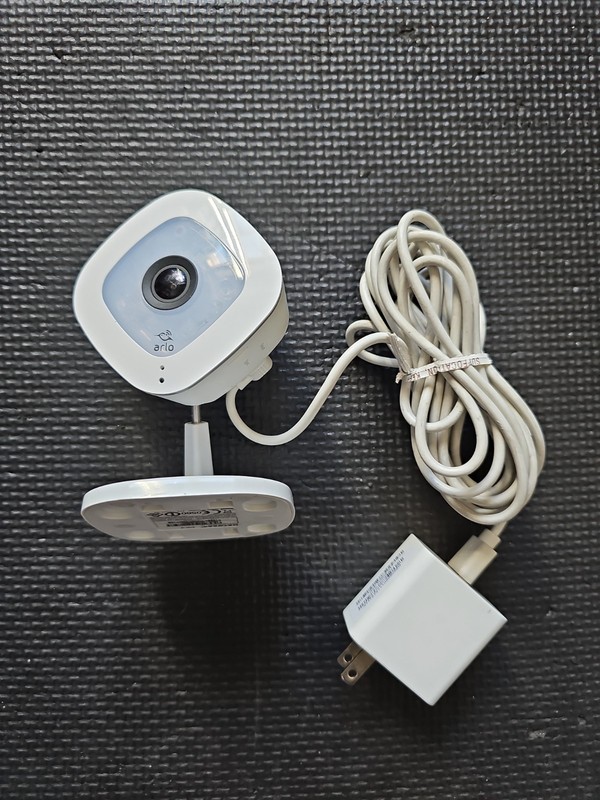 Arlo Q VMC3040-100NAS 1080p HD Wireless Security Camera with Audio