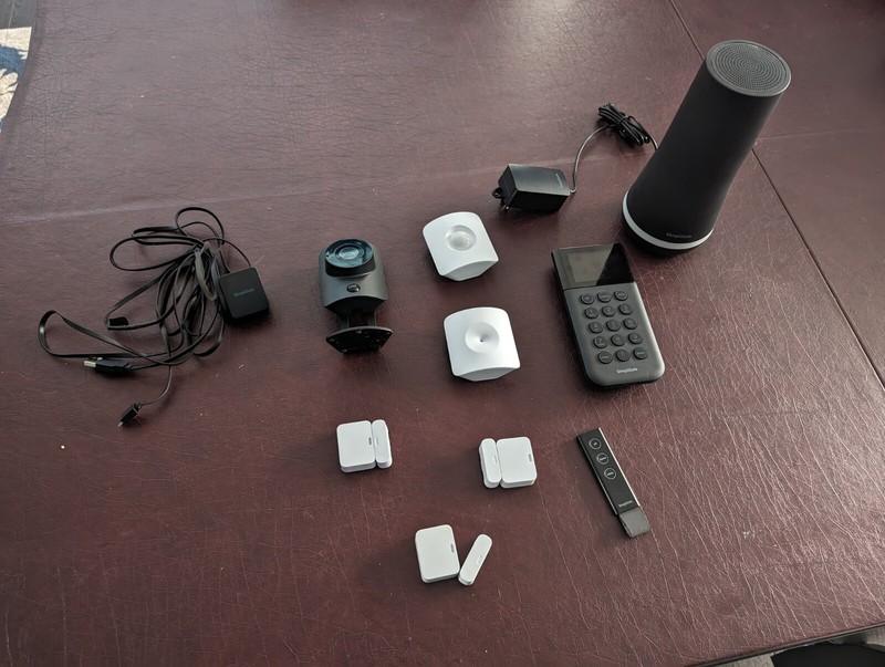 SimpliSafe 9-Piece DIY Home Security Kit with 1080p HD Security Camera gallery