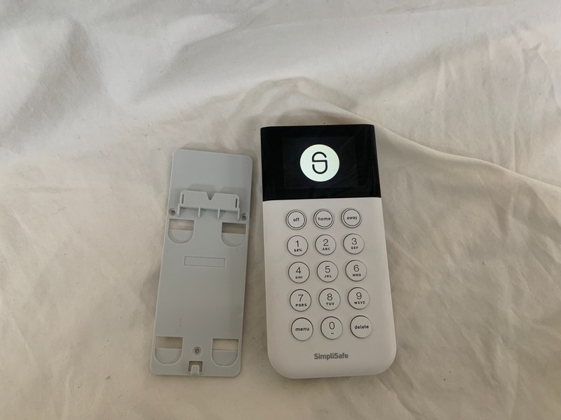 SimpliSafe Home Security System Original Wireless Keypad Remote White SSKP3 NICE