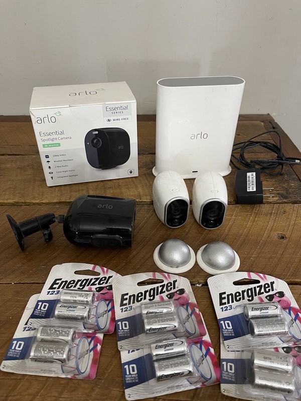 Arlo Essential Spotlight Indoor/Outdoor Wire-Free 1080p Camera HUB Vmb4540 LOT