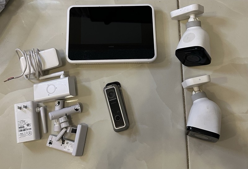 Vivint Smart Home Security System Bundle 2 Outdoor Cameras Doorbell Smart Hub