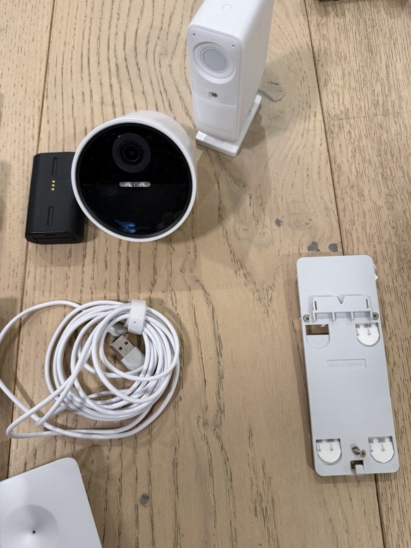 SimpliSafe Whole Home Security System W Indoor And Outdoor Cameras gallery