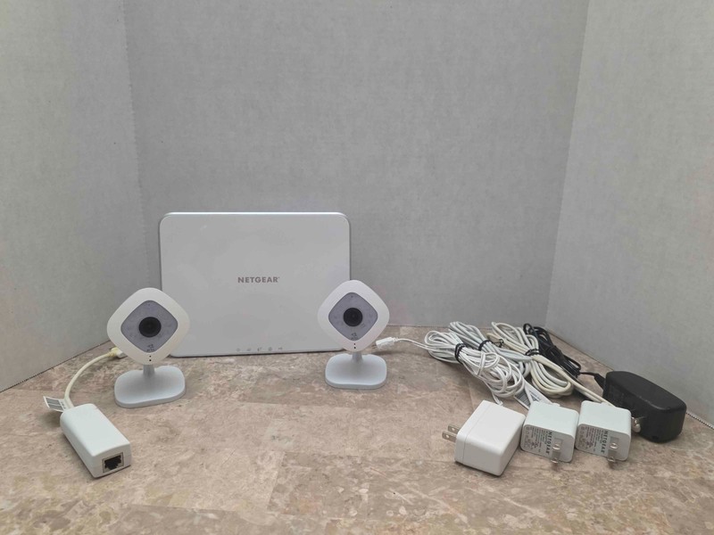 NETGEAR Arlo HUB w/2 Arlo Q Cameras and 1 POE connector